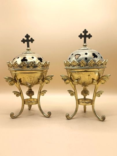 Paire d'encensoirs en bronze doré d'autel, début XX°