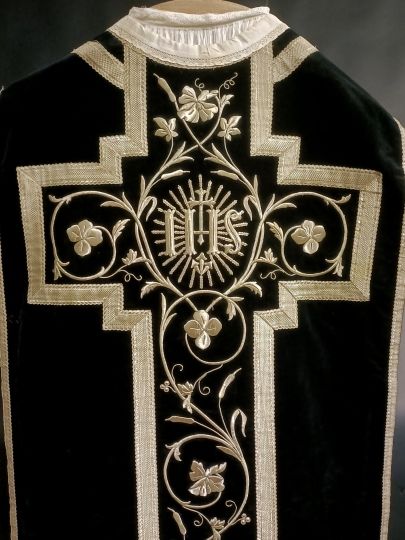 Black latin chasuble , thick embroideries 1 Complete set