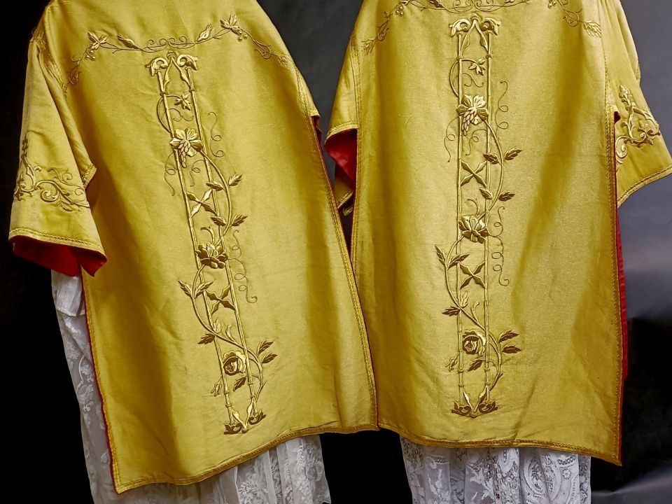Set di tunicelle oro , ricami spessi 1900