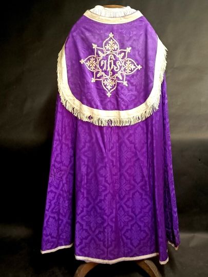 Chape violette en soie damassée Epoque 1900