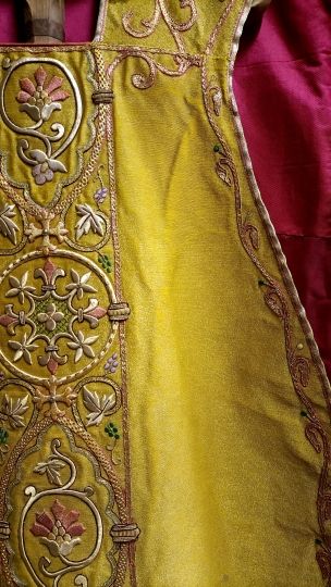 Chasuble or 1900 St Esprit broderies épaisses or et couleur
