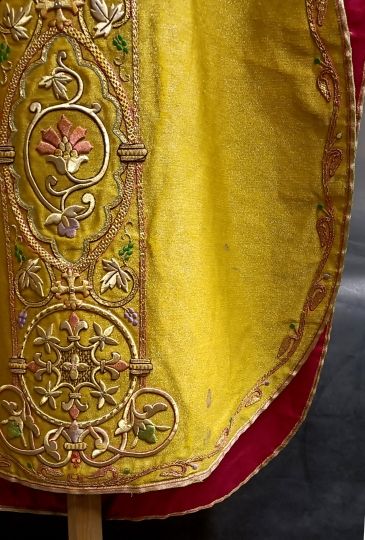 Chasuble or 1900 St Esprit broderies épaisses or et couleur
