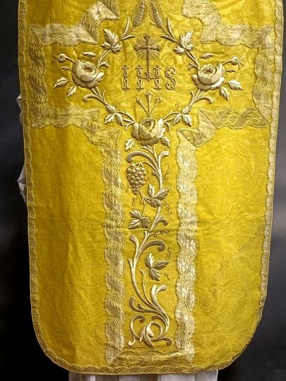 Chasuble romaine or broderies epaisses or XIX° IHS Set complet