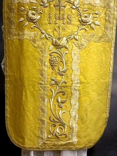 Chasuble romaine or broderies epaisses or XIX° IHS Set complet