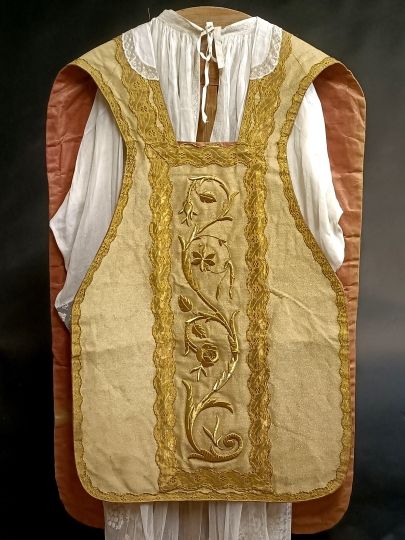 Chasuble romaine or , broderies epaisses or , fin XIX°, Quasi complète