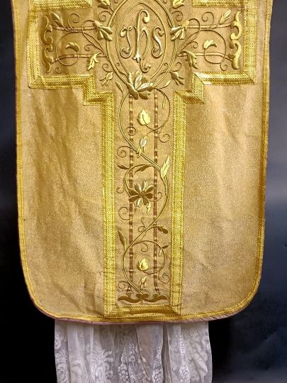 Gold latin chasuble , thick gold embroideries , 1900 Complete set