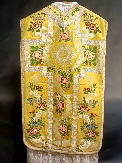 Rich gold chasuble brocated Circa 1830