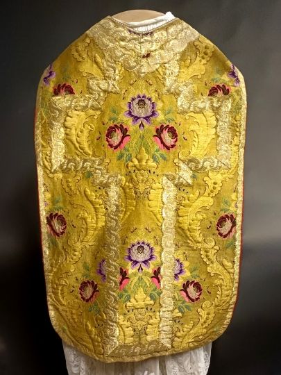 Pianeta oro ,ricco brocato verso 1850
