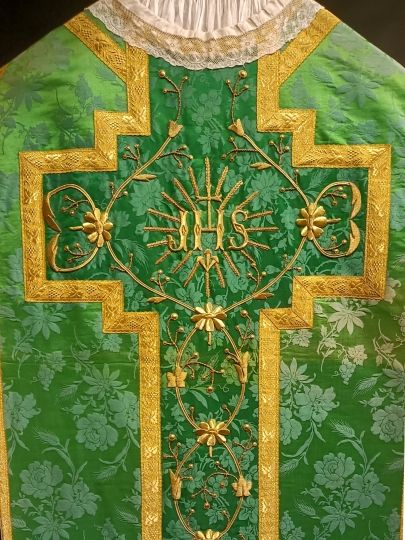 Green latin chasuble thick gold embroideries with elements