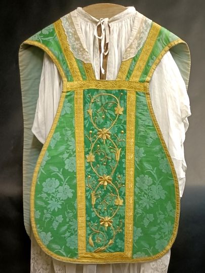 Green latin chasuble thick gold embroideries with elements