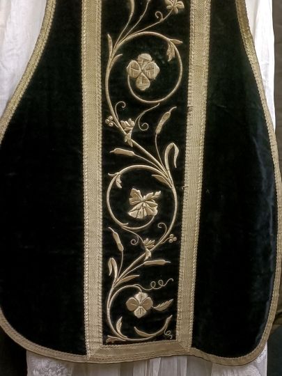 Black latin chasuble , thick embroideries 1 Complete set
