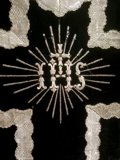 Chasuble noire simple , broderie IHS XIX°