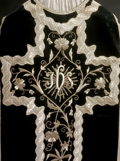 Superb black chasuble silk velevet thick embroiederies
