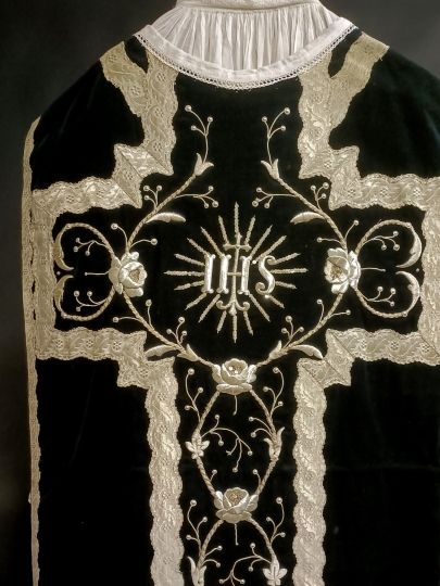 Black chasuble XIXth century thick embroideries Complete set