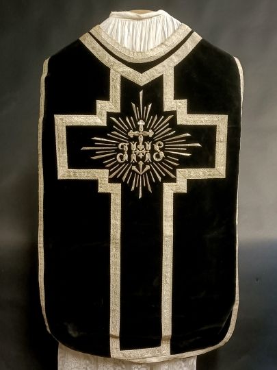 Black latin chasuble nice JHS at the back 1900 Complete set