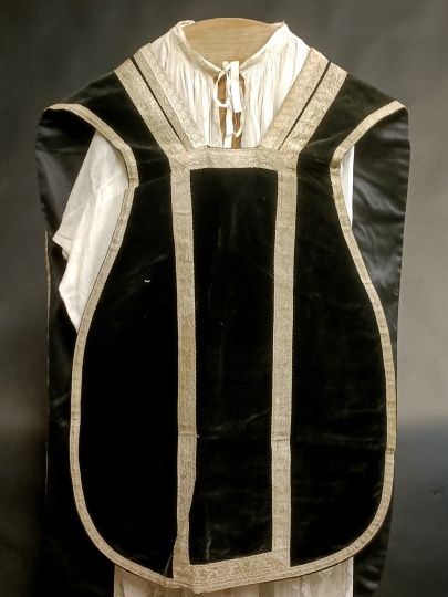 chasuble noire simple beau JHS à l'arrière 1900 Set complet