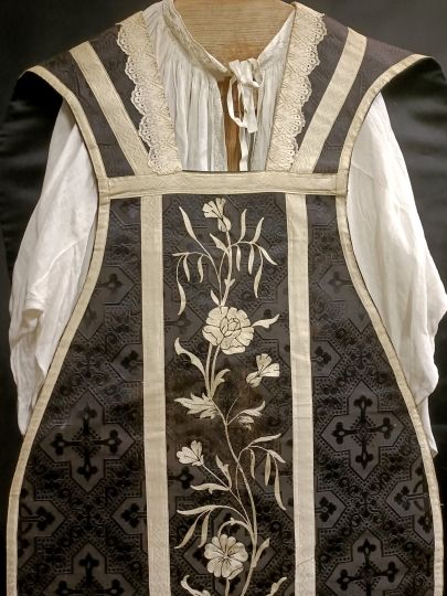 Chasuble noire Broderies Cornelly 1900 Complète