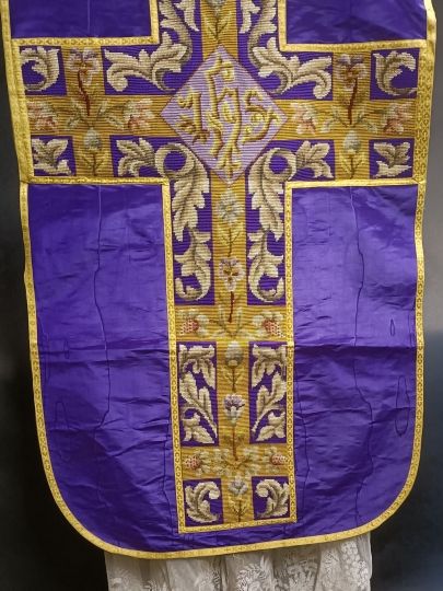 Purple latin chasuble in silk moire Circa 1900 Complete set