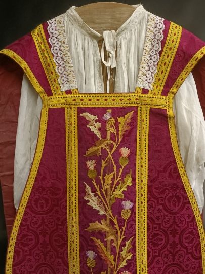 Red latin chasuble Cornely embroidries 1900 Complete set