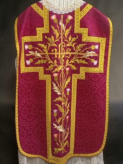 Red latin chasuble Cornely embroidries 1900 Complete set