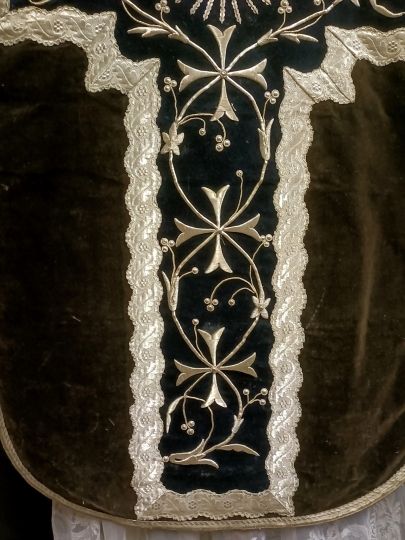 Chasuble noire velours de soie fin XIX° , broderies epaisses quasi complète