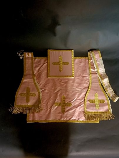 Rose latin chasuble of the Avent Complete set