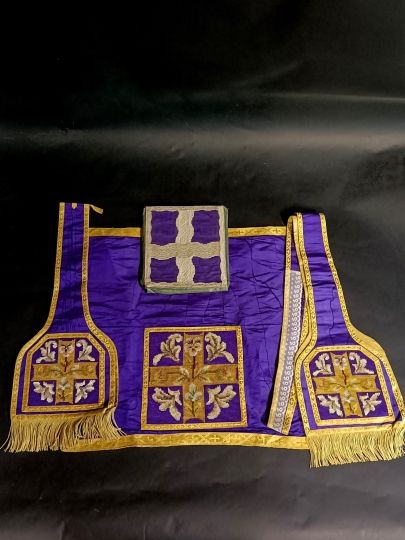 Purple latin chasuble in silk moire Circa 1900 Complete set