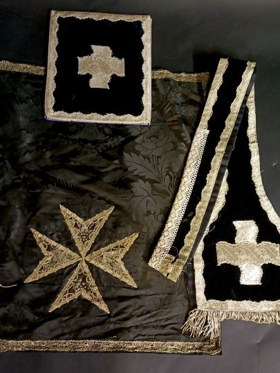 Black chasuble XIXth century thick embroideries Complete set