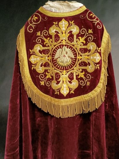 Chape rouge velours de soie broderies style medievale , 1900