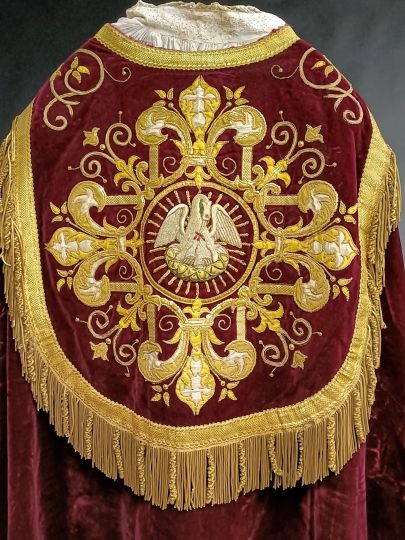 Chape rouge velours de soie broderies style medievale , 1900