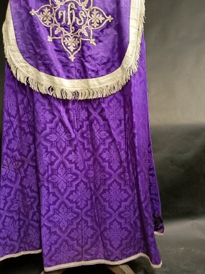 Piviale viola in seta damascata Epoca 1900