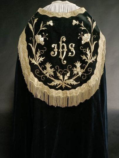 Chape noire velours de soie broderies épaisses argent , 1900