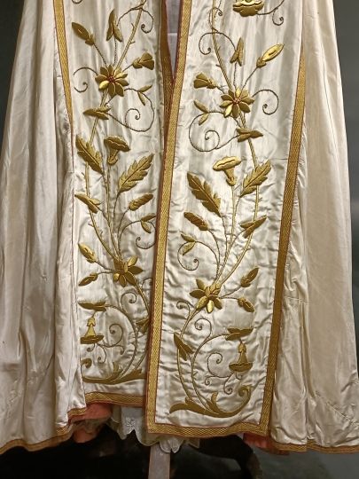 White cope with Sacred Heart Thick embroideries 1900
