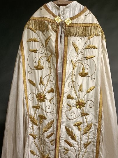 White cope with Sacred Heart Thick embroideries 1900