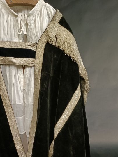 Sobrio piviale nero in veluto di seta Epoca verso 1800