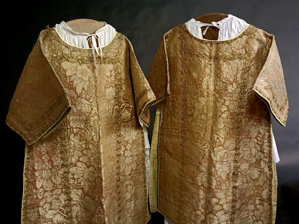 Rich pair of rose dalmatics XVIIIth century Brocart
