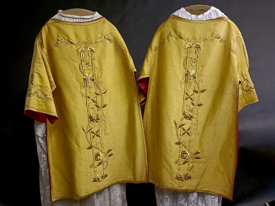Set di tunicelle oro , ricami spessi 1900