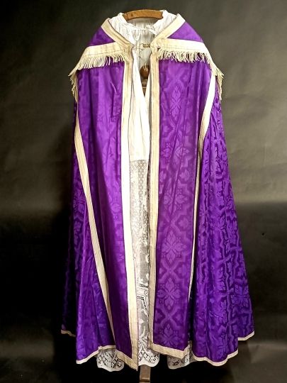 Chape violette en soie damassée Epoque 1900