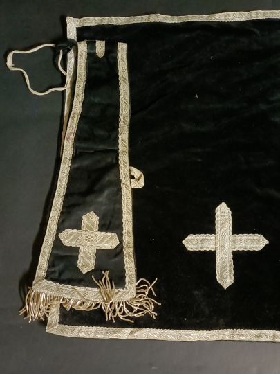 Chasuble noire velours de soie broderies épaisses 1900 quasi complete