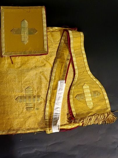 Pianeta oro , ricami spessi e passamaneria oro , 1900 Completa