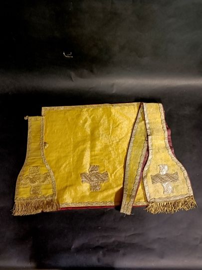 Chasuble romaine or , broderies epaisses or , fin XIX°, Quasi complète