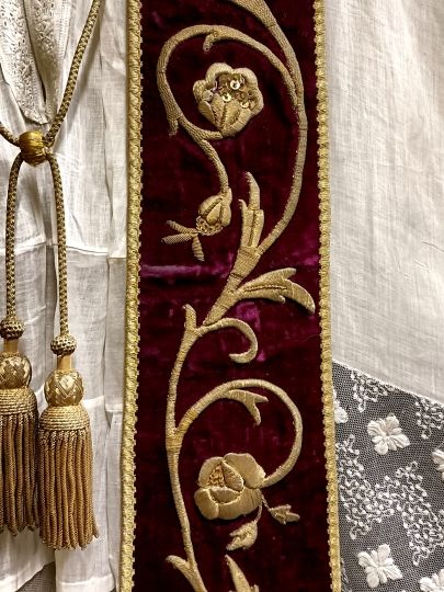 Etole pastorale rouge , velours de soie , milieu XIX° ,Broderies épaisses fil d'or