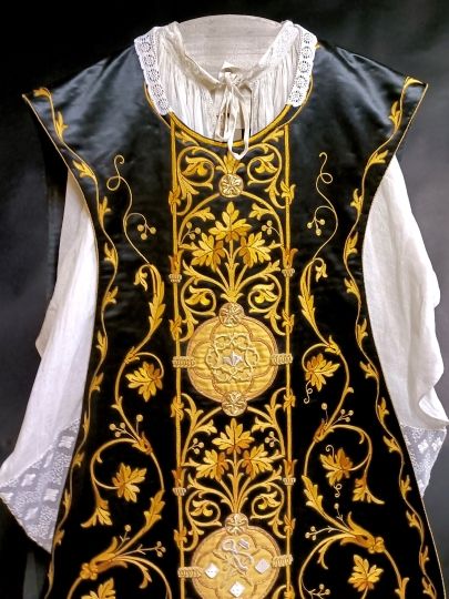 Black chasuble , spanish form , 1900 ,complete set very embroidered