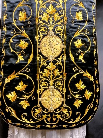 Black chasuble , spanish form , 1900 ,complete set very embroidered