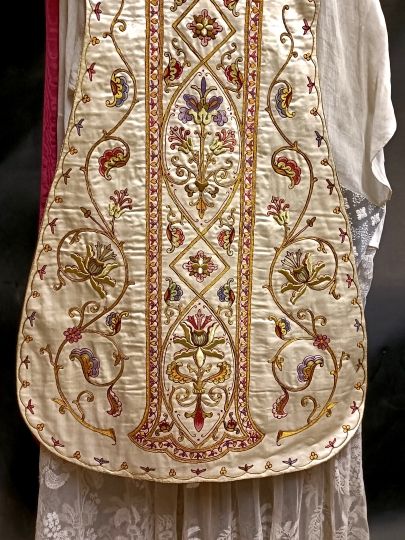 White chasuble , complete set circa 1900 very embroidered