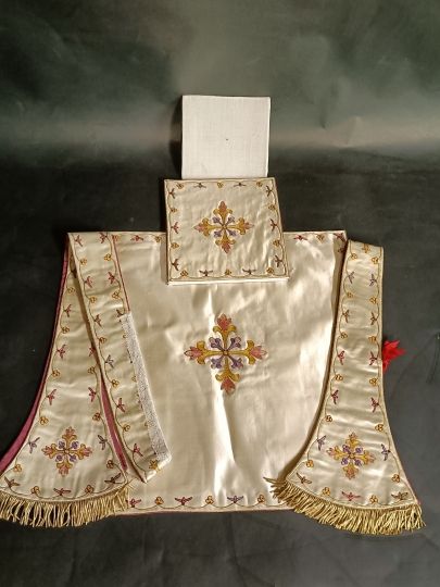 White chasuble , complete set circa 1900 very embroidered