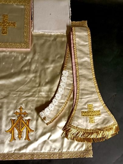 White Marian chasuble, complete set, 1900, Spanish style