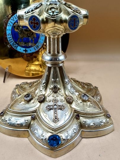 Calice neogothico Carmel Déchaux ; argento dorato gioelli in oro e diamanti