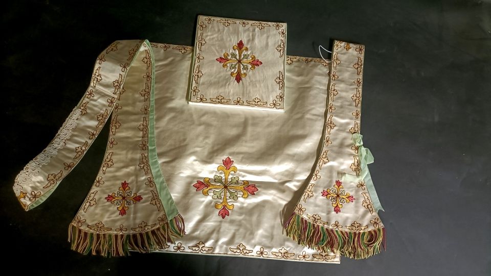 Chasuble blanche complète IHS , 1900