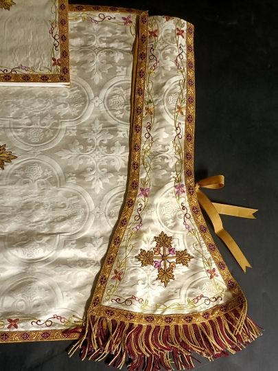 White chasuble complete set , very embroidered 1900